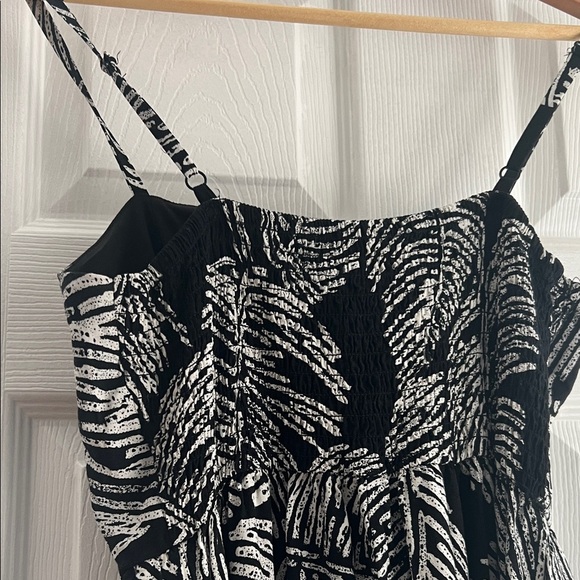 Elegant Black and White Fern Maxi Dress - Picture 4 of 6